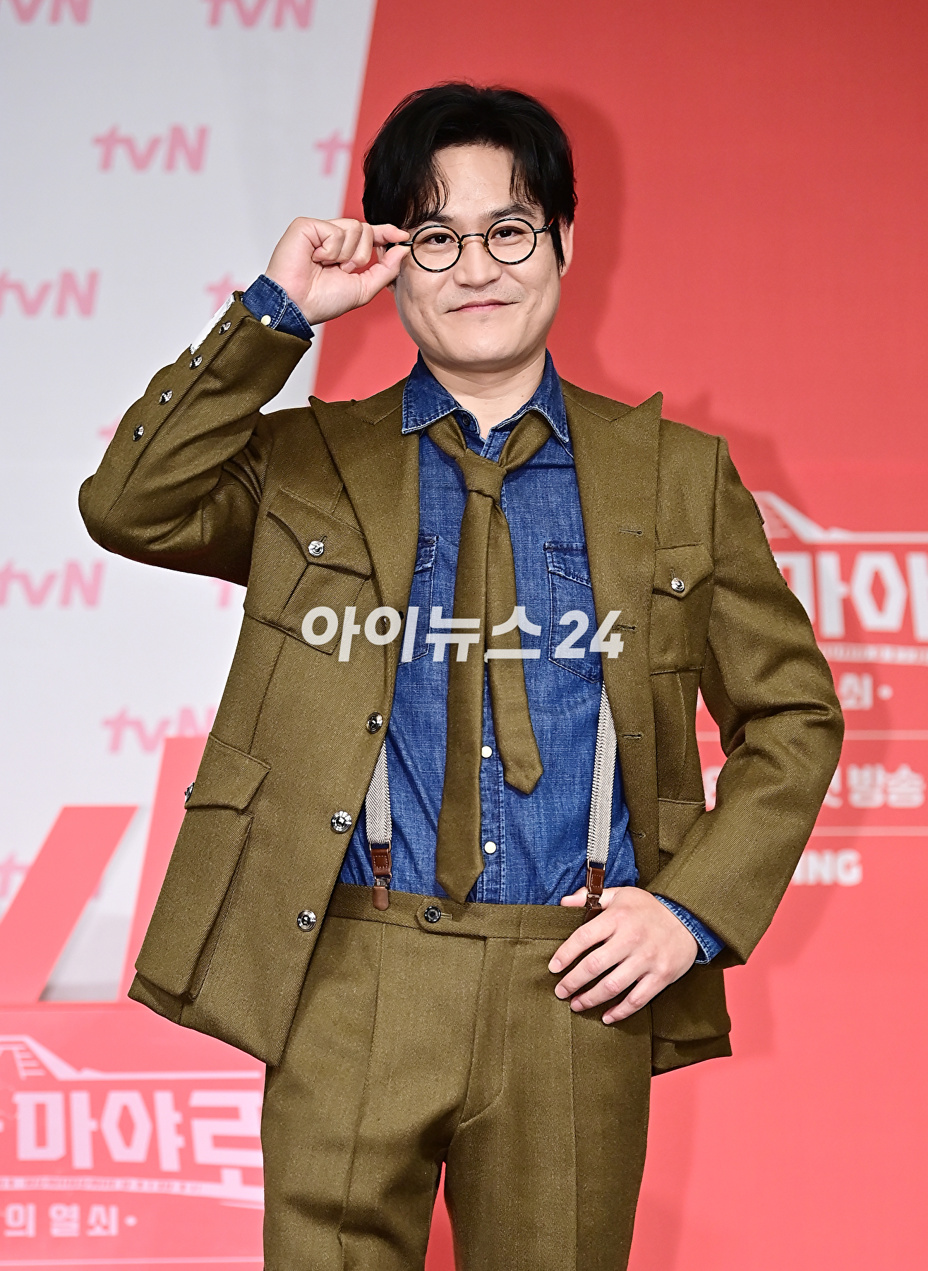 배우 김성균이 1일 오후 서울 마포구 서울가든호텔에서 열린 tvN &#39;형따라 마야로 : 아홉 개의 열쇠&#39; 제작발표회에서 포토타임을 갖고 있다. [사진=곽영래 기자]