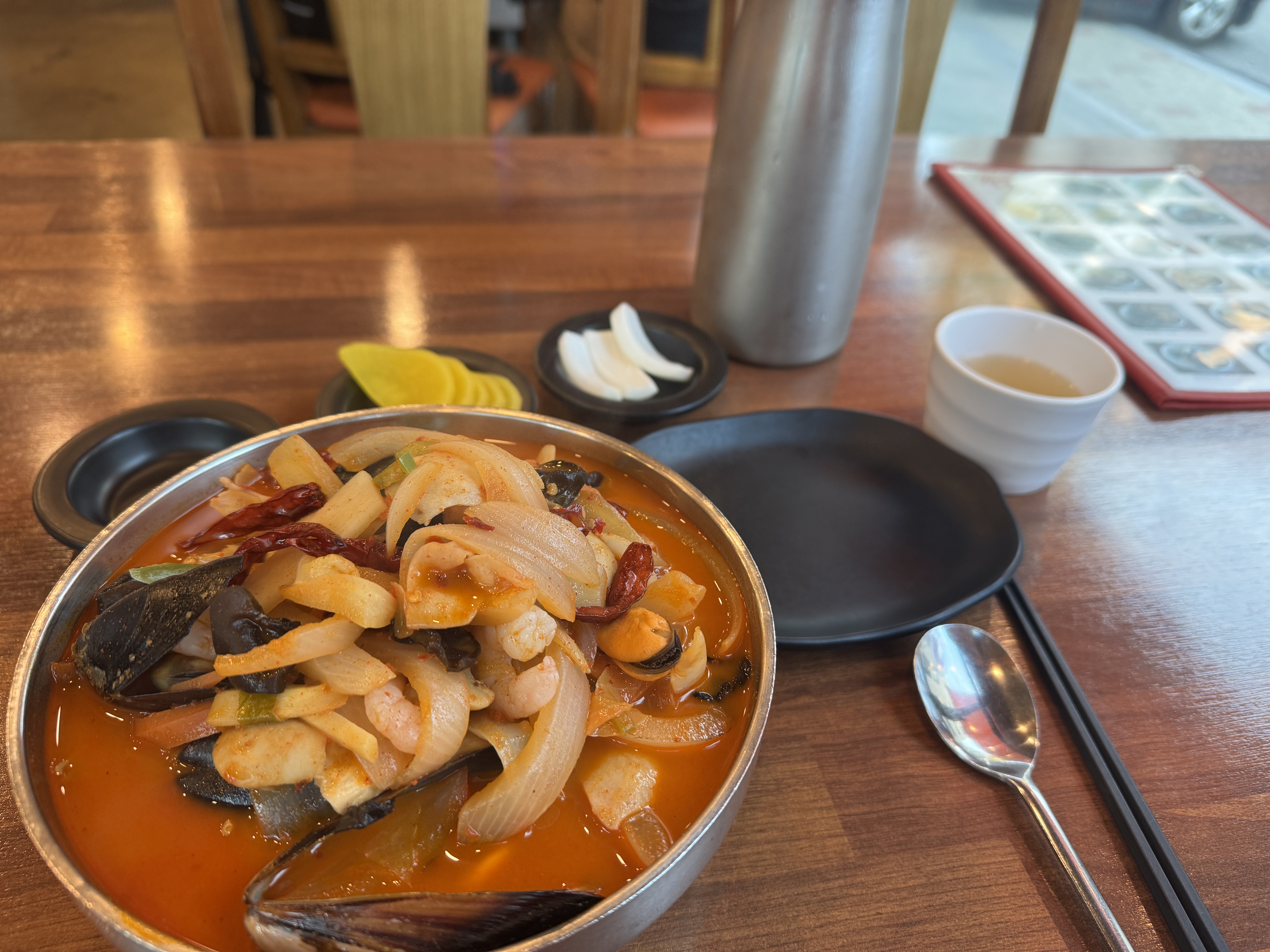 광교반점 고추해물짬뽕 비주얼 - 빨간 국물과 풍성한 해물