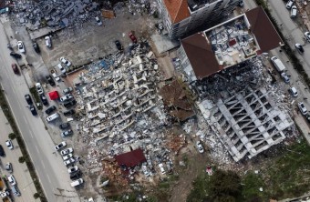 지진으로 인한 아파트 붕괴