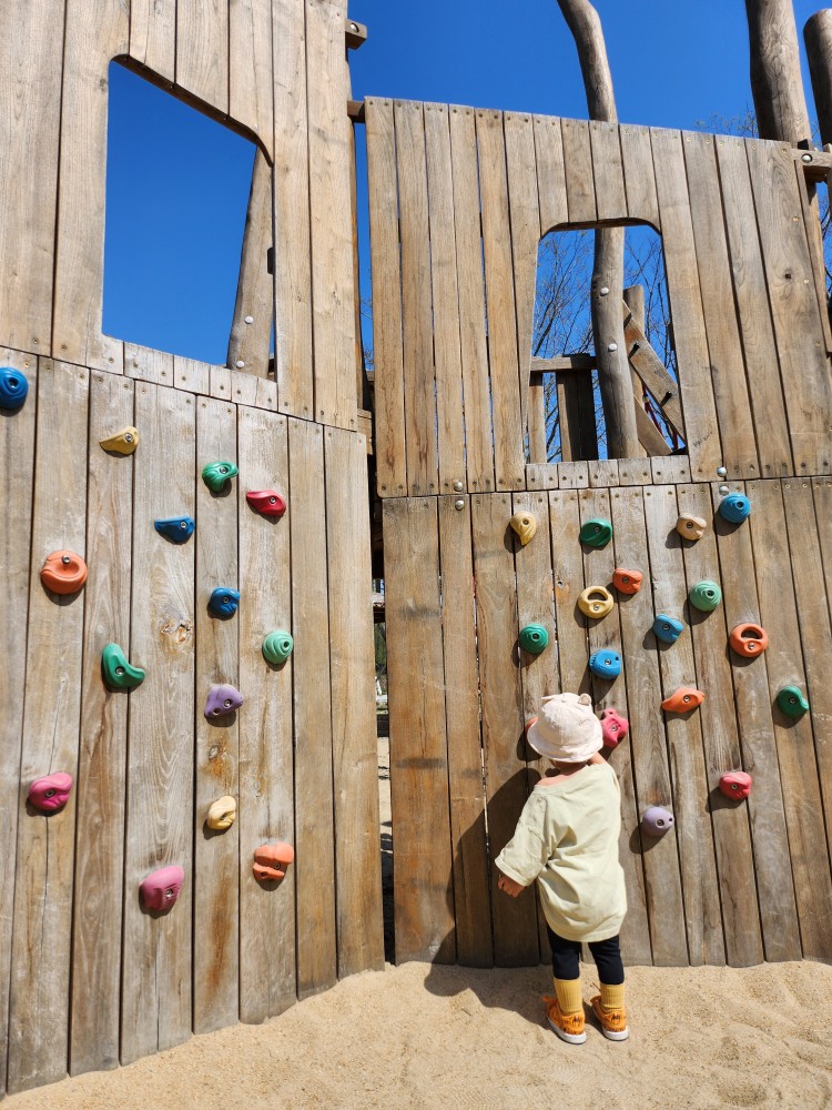 암벽 코너에 서있는 아이