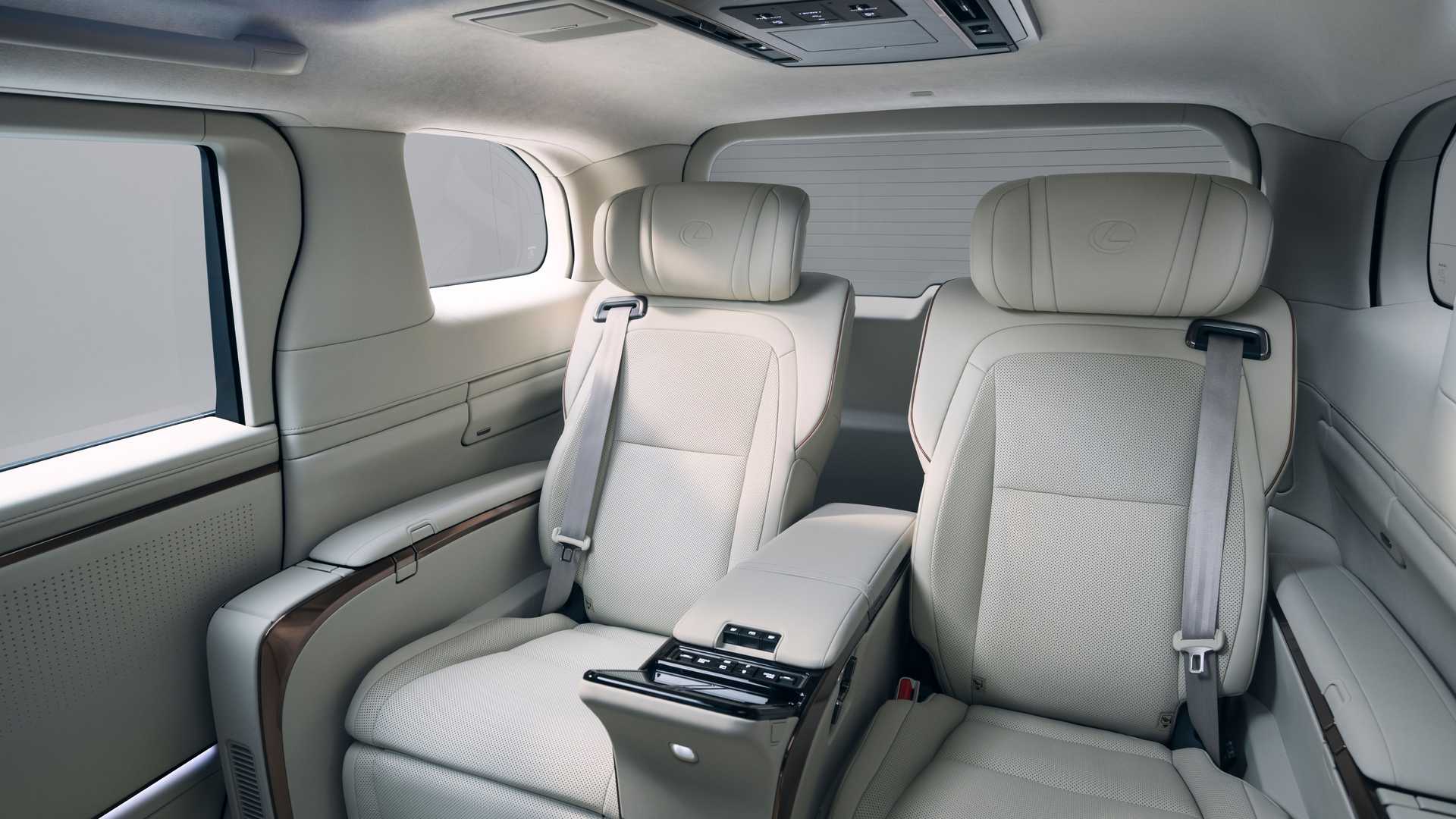 일본 프리미엄 브랜드 렉서스가 상하이 오토쇼에서 신형 하이브리드 미니밴 'LM'을 공개했다.