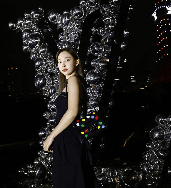 검정 드레스를 입고 있는 나연