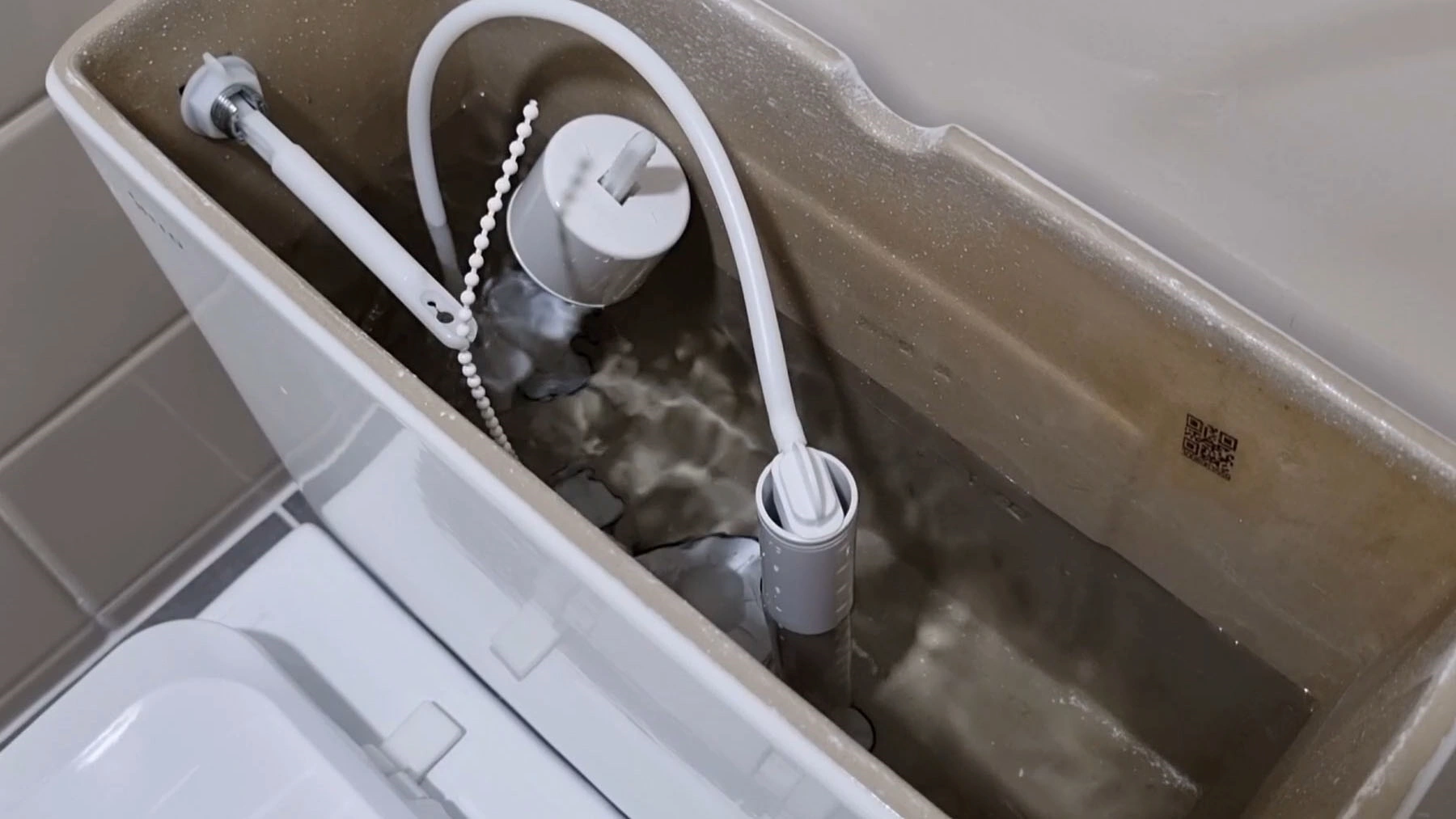 변기 물탱크 물 담기는 모습