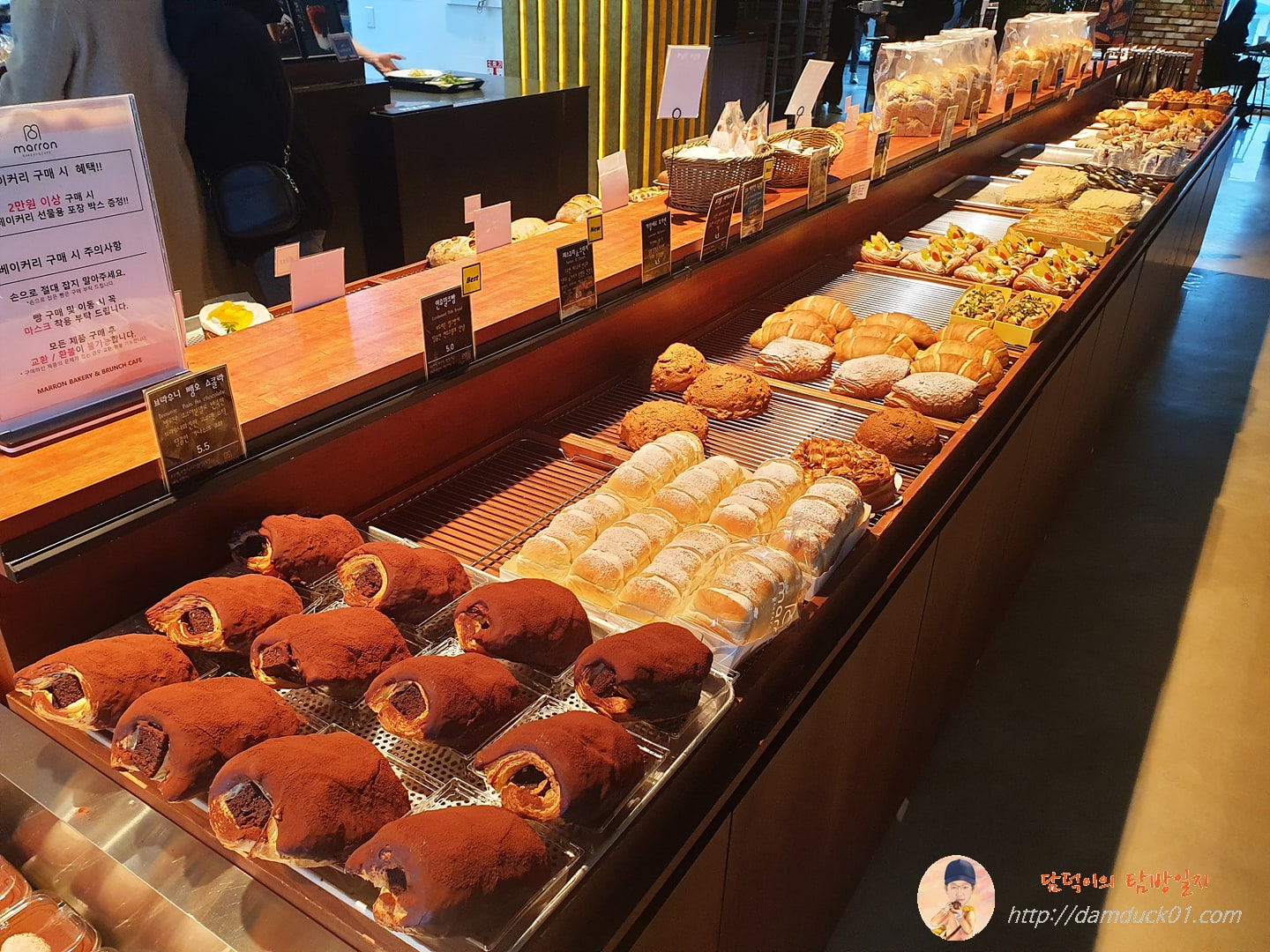 마롱베이커리&카페 진열대 빵들