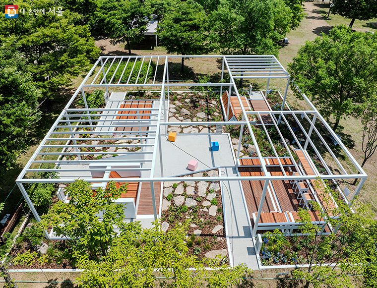 앉는 정원 (작가 김영민, 김영찬)