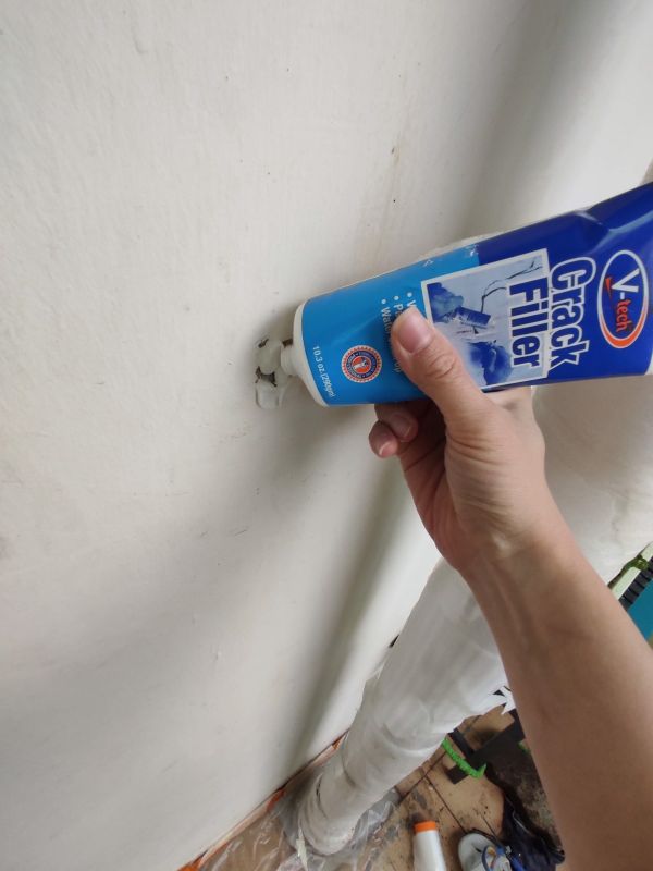 퍼티로 덧발라주는 모습