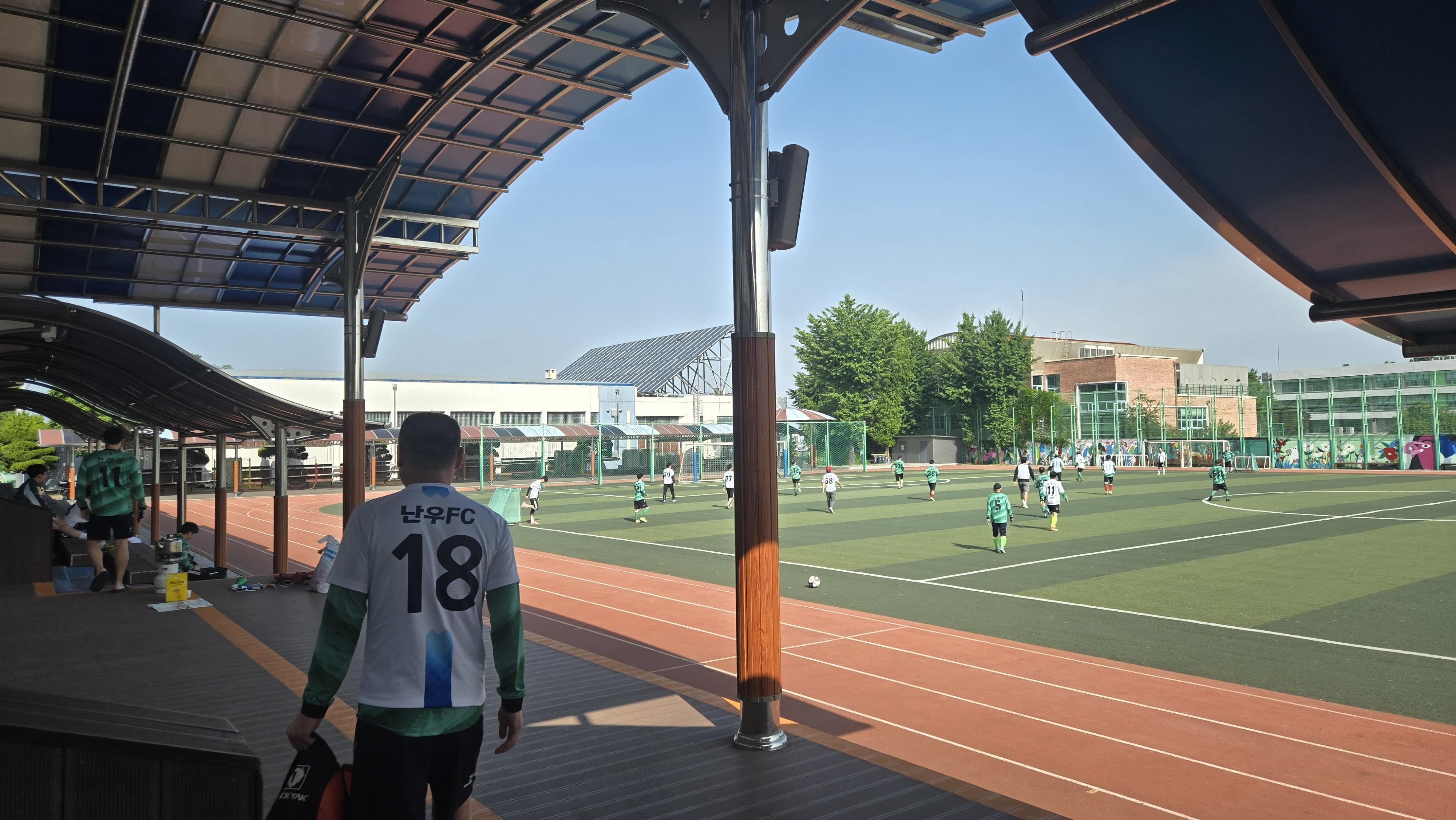 평소에도 걷고 주말이면 축구를 합니다