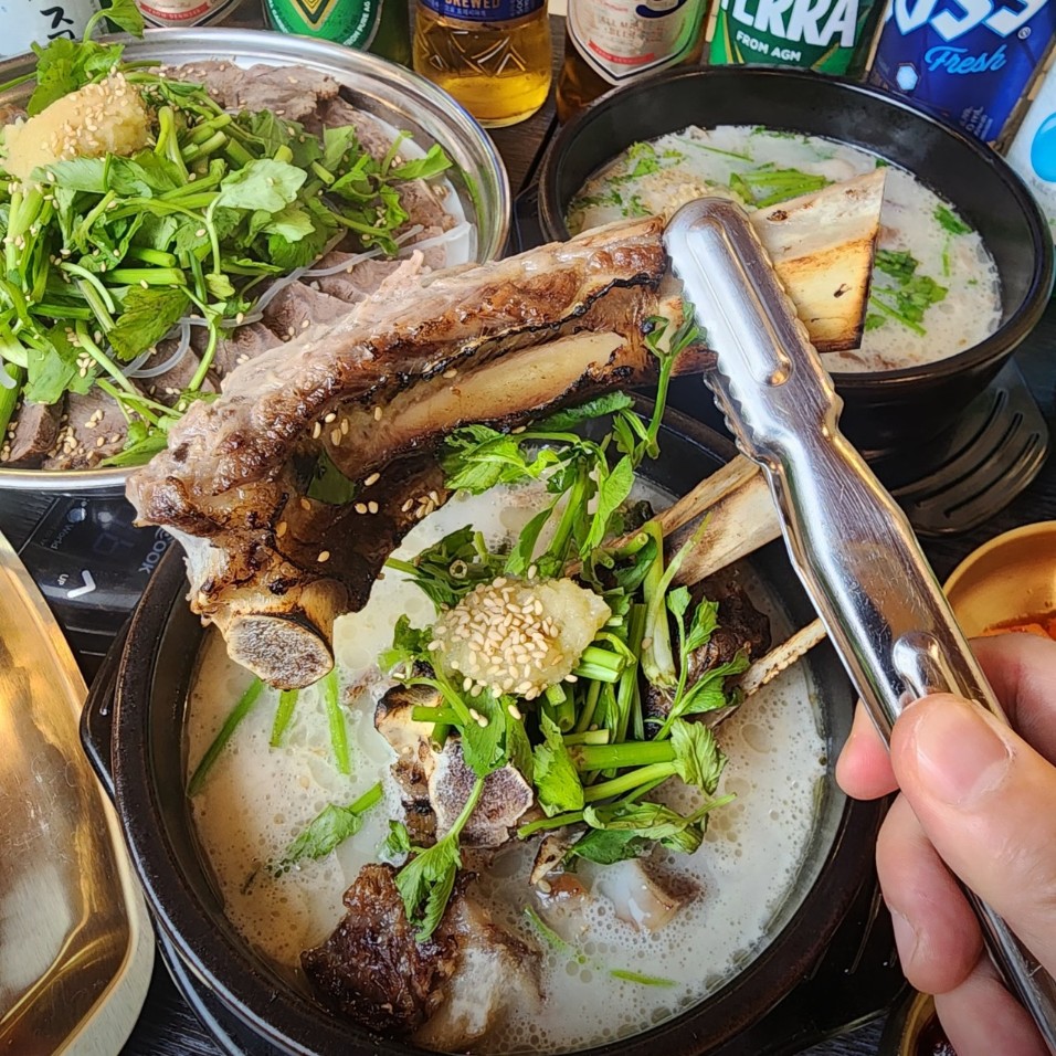 대갈뚝배기 푸짐한 국밥과 수육전골