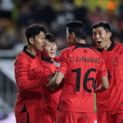 붉은 유니폼을 입고 기뻐하는 국가대표 선수들