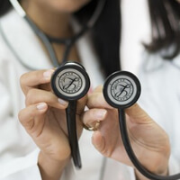 청진기를-대고-있는-두사람