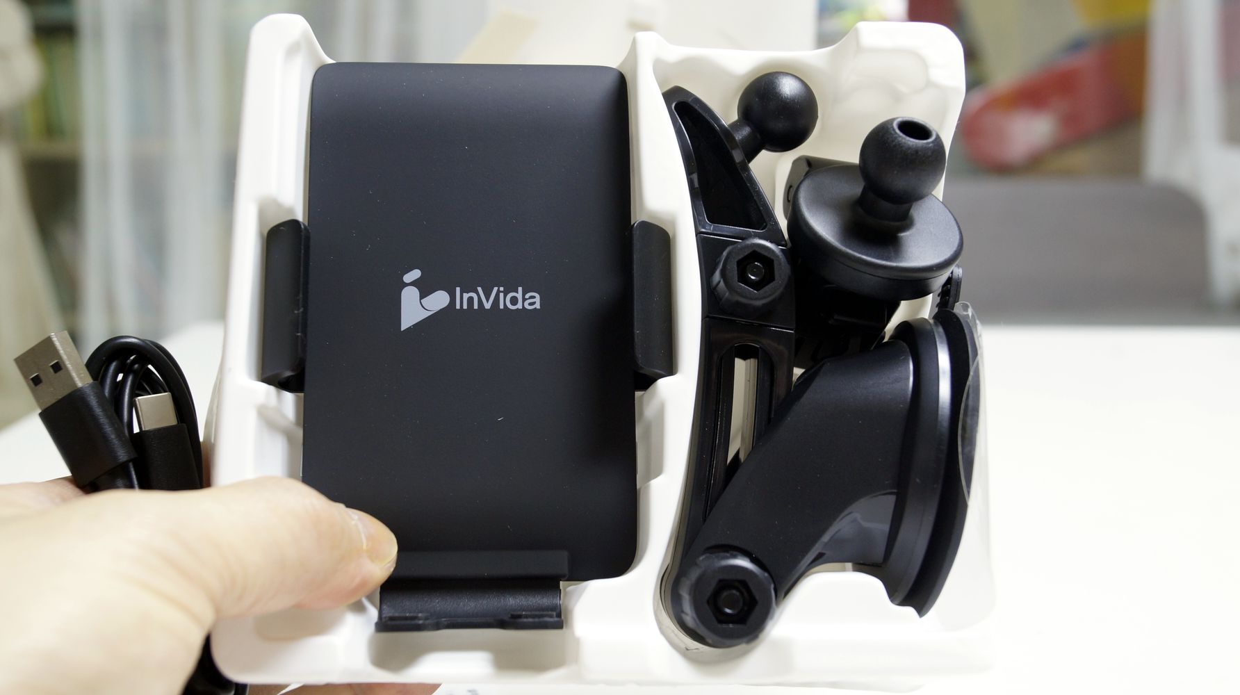 인비다 차량용 고속무선충전 거치대 구성품