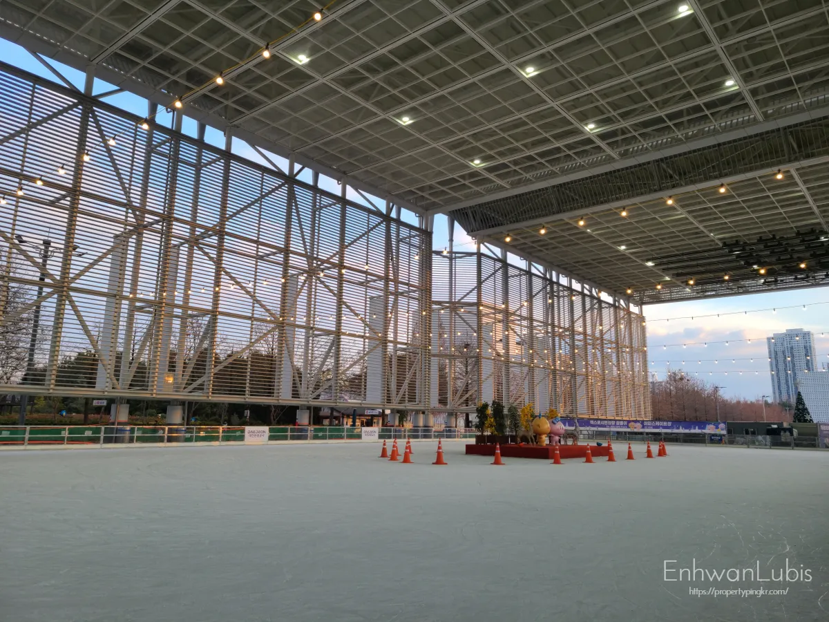 천장-불켜진-등-스케이트장-가운데-꿈돌이-꿈순이