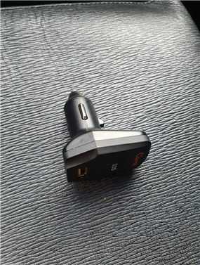 옆에서 본 캐롯 플러그 기기, 차량 시거잭에 꽂아 사용할 수 있는 구조