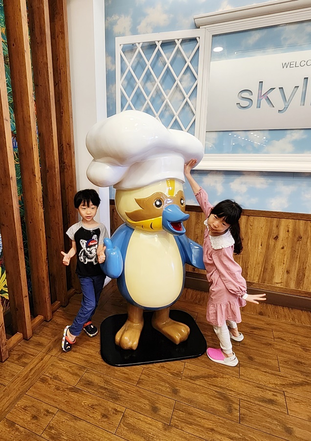 스카이라이트 앞 시헤키 조형물과 쿠앙이 쿠웅이가 찍은사진
