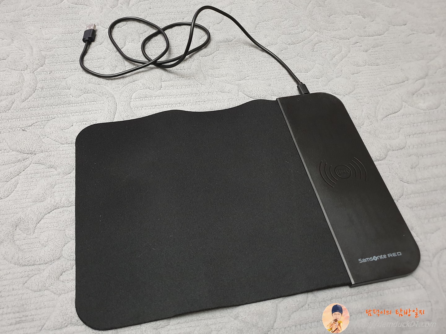 무선 충전 마우스 패드 WCPAD 케이블 연결 모습