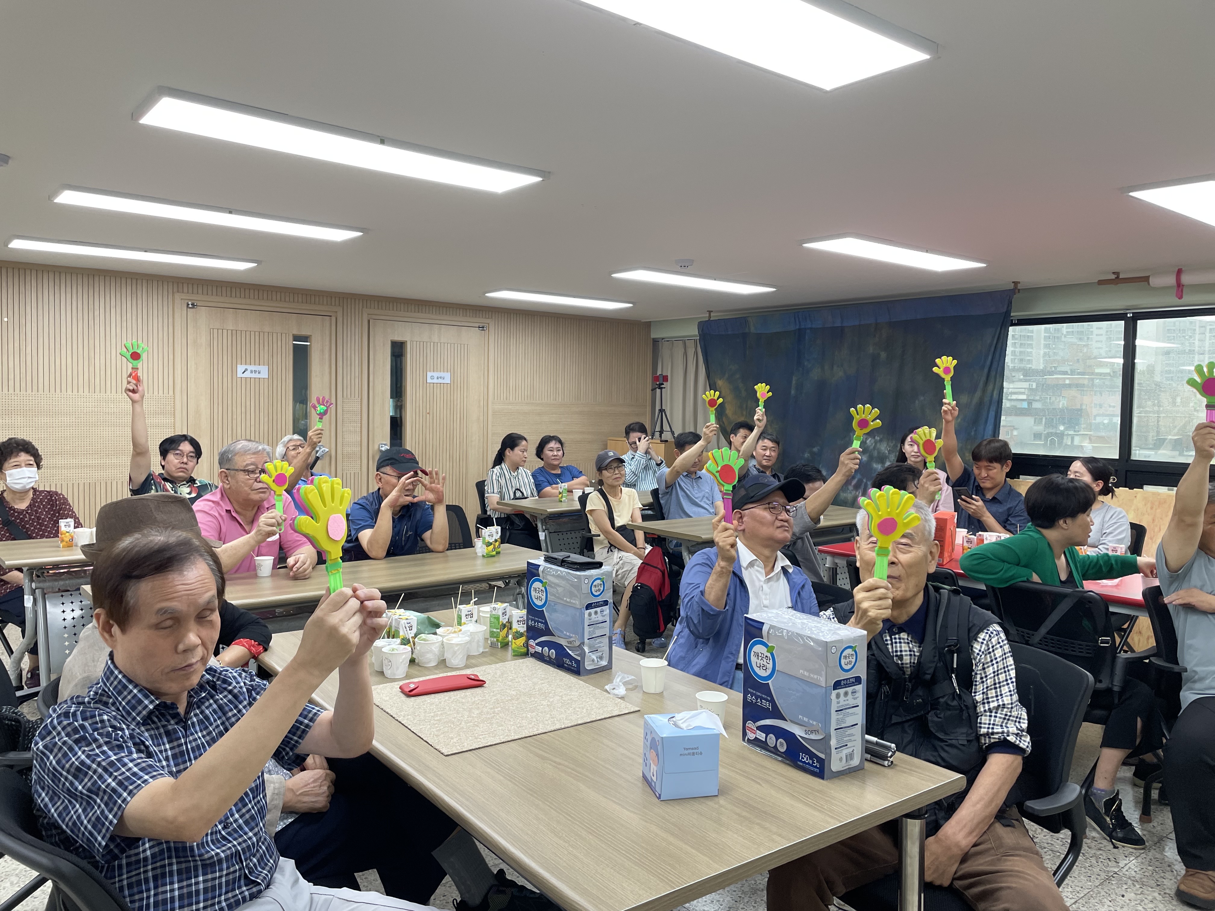 심사위원들의 심사를 기다리는 동안 다함께 O,X퀴즈를 하고 있다.