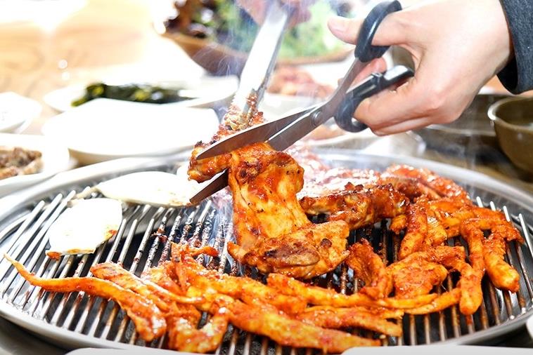 생생정보 조연우 닭갈비를 가위로 자르는 모습