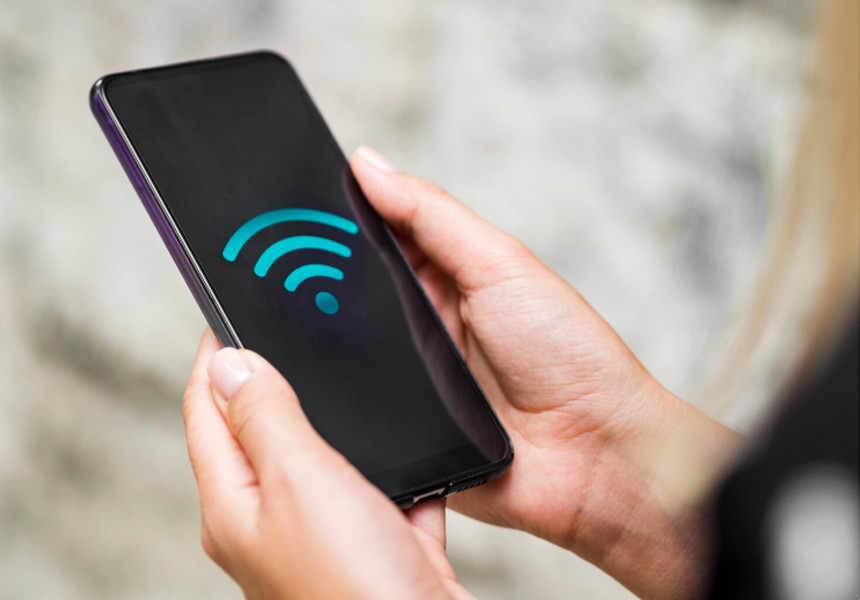 추석 귀성길 스마트폰 데이터 사용 모습, 이동 중 데이터 절약 필요성 강조