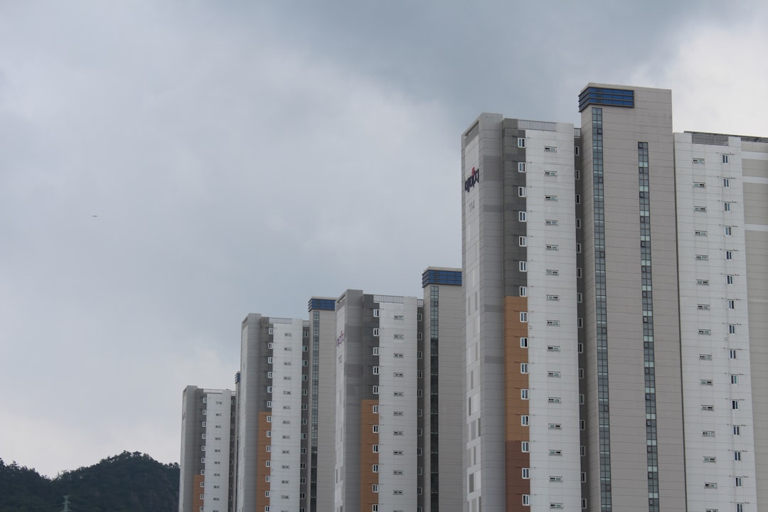 '공동주택' (Apartment)