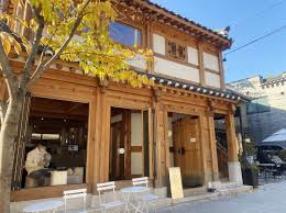 도심속 호젓한 종로 돌담길 서순라길: 인스타 '성지'