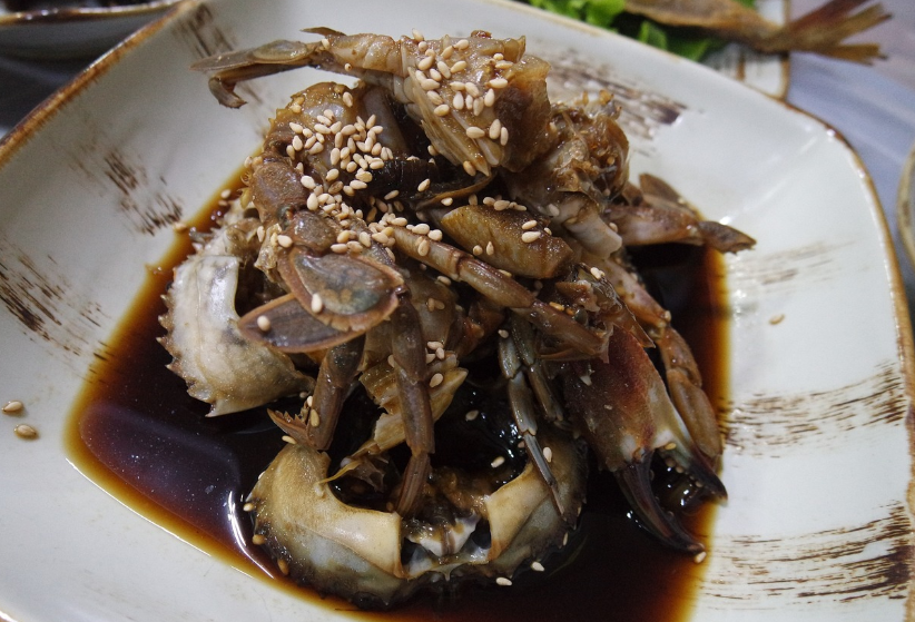 접시에 담겨 있는 간장게장 사진