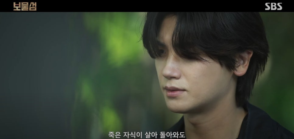 깊은 생각에 잠긴 듯한 젊은 남성, 복잡한 감정을 담은 눈빛