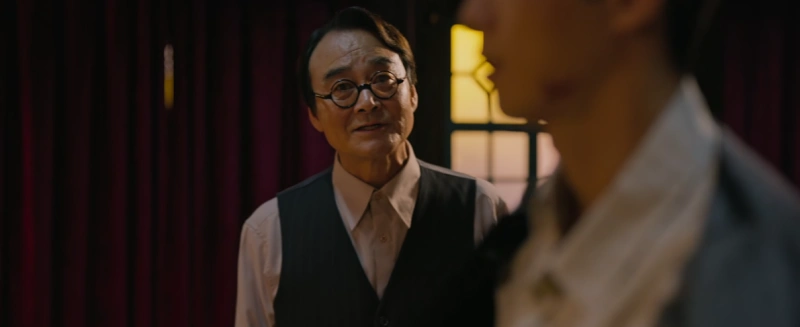 안경을쓴 채 서있는 경성크리처에서 허씨네 양복점 주인인 배우 남명렬