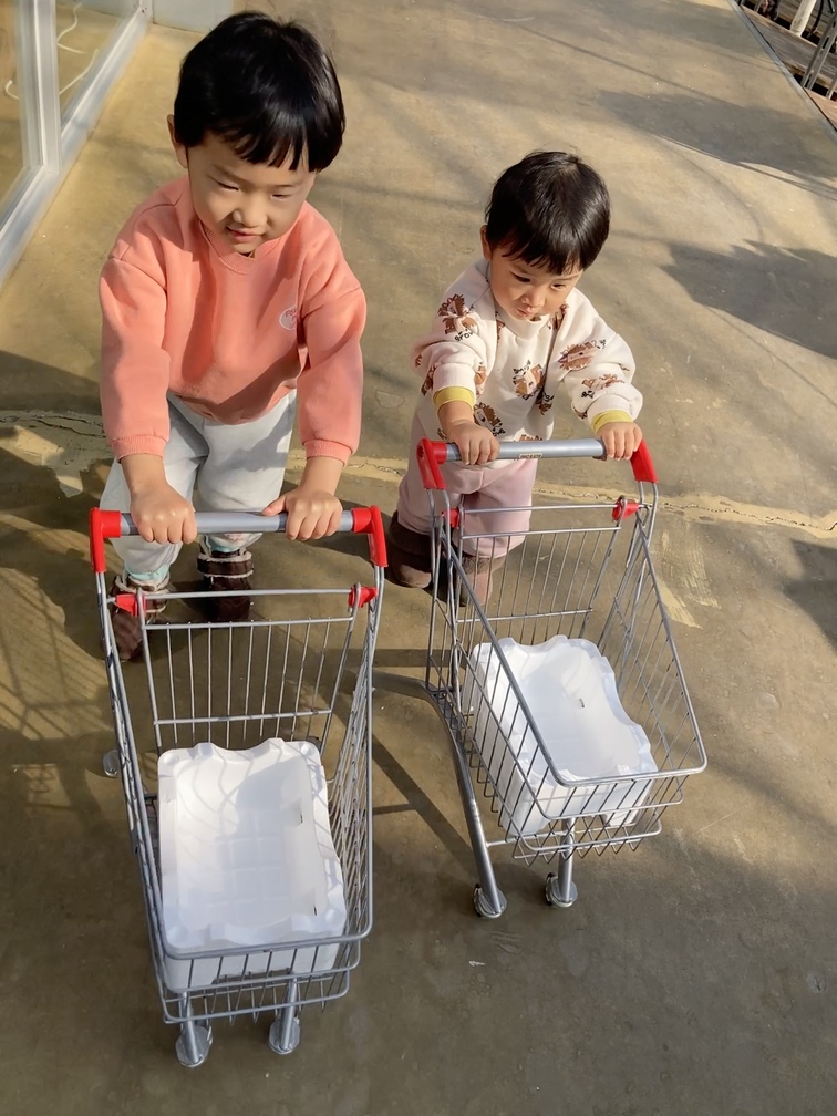 딸기 카트 끌고 출발