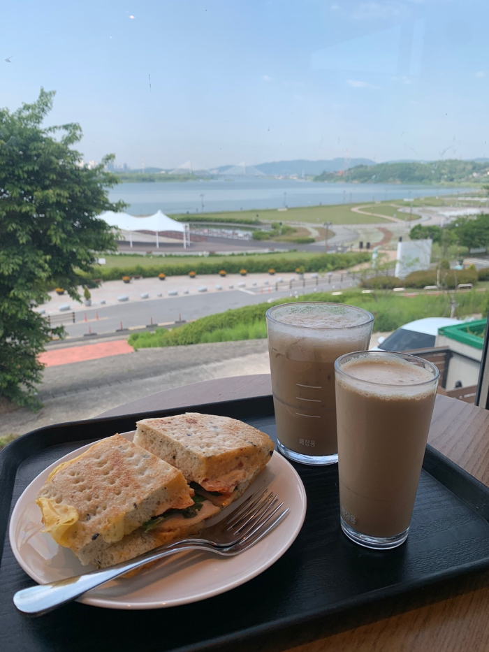 스타벅스 남양주삼패점 2층에서 바라본 한강뷰, 바닐라 더블샷과 햄&루꼴라 올리브 샌드위치
