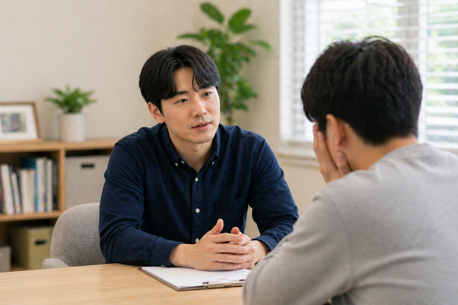 선생님과 상담을 하고 있는 모습