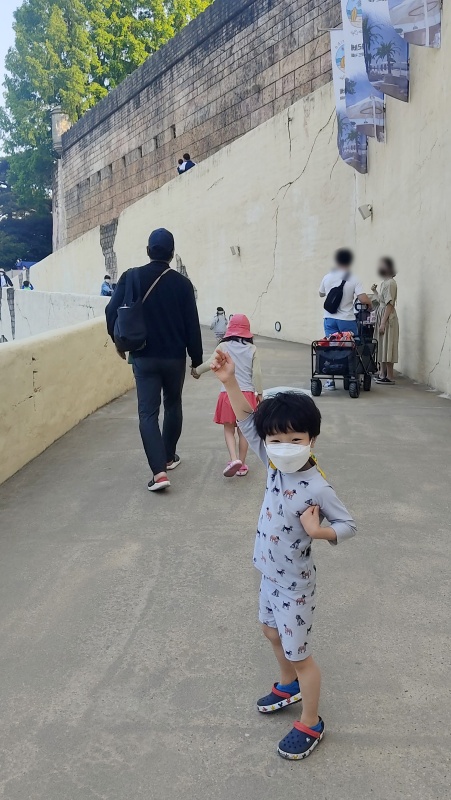 입장할때 수영복을 미리 갈아입어놓음