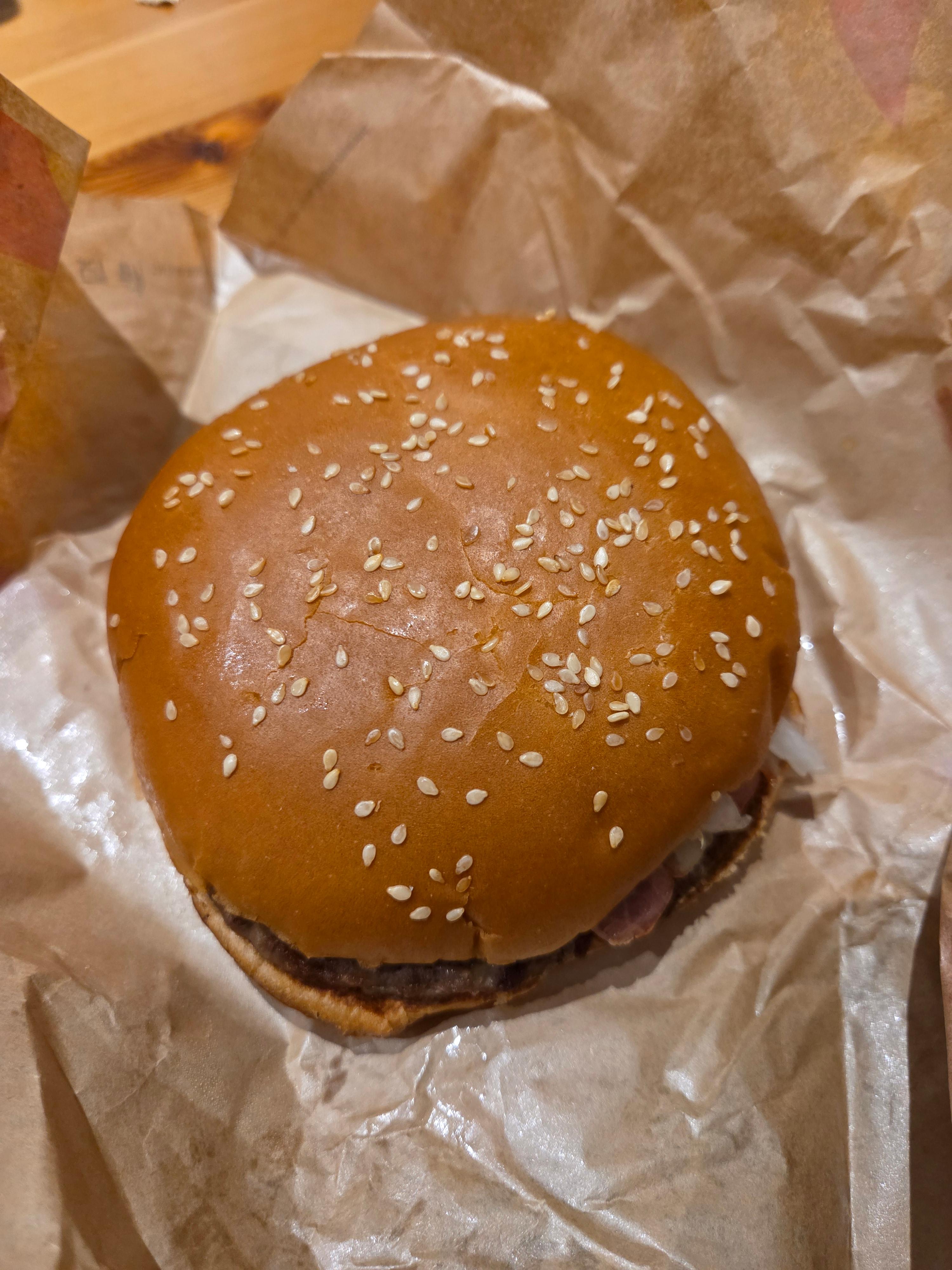 버거킹 트러플 머쉬룸 와퍼를 위에서 찍은 사진으로 번 위에 깨가 고르게 뿌려진 모습
