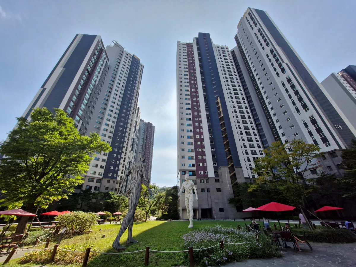 웅장한-중앙광장과-그-사이로-높게-만들어져-있는-DMC-파크뷰-자이-아파트