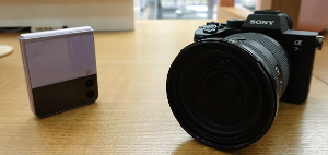 삼성-z플립3와-소니-7rm4-카메라를-같이-세워-놓은-사진