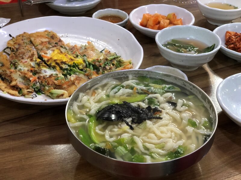 밀가루 대표 음식인 칼국수