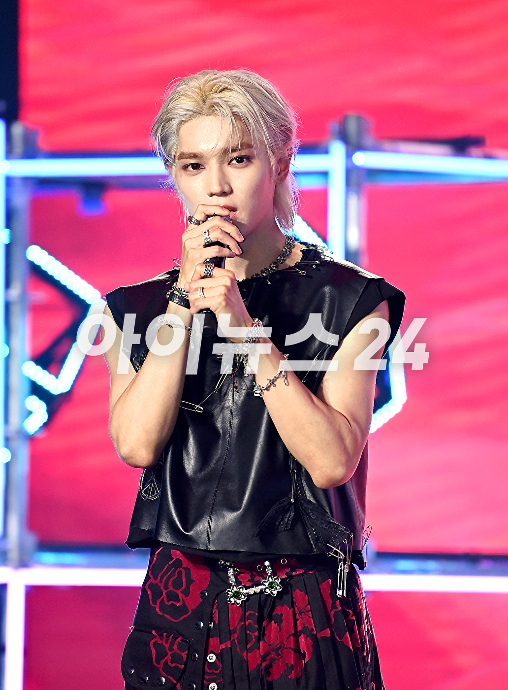 &gt;NCT 멤버 태용이 5일 오후 서울 강남구 논현동 SJ쿤스트할레에서 열린 첫 번째 미니앨범 &#39;SHALALA (샤랼라) 발매 기념 미디어 쇼케이스에서 타이틀곡 &#39;샤랼라&#39; 무대를 선보이고 있다. [사진=곽영래 기자]