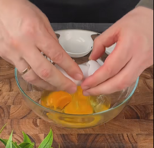 소시지와 토마토는 얇게 썰고