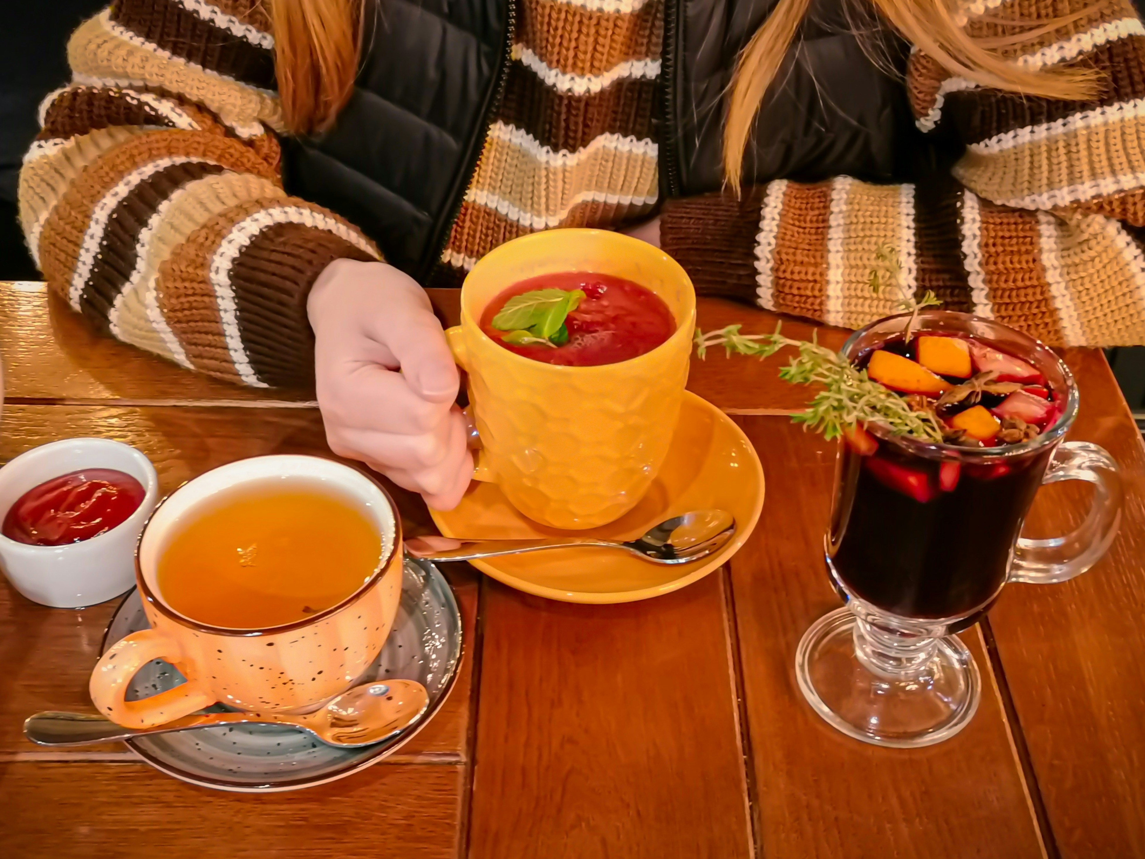 겨울 따뜻한 차와 건강한 라이프스타일 관련 사진