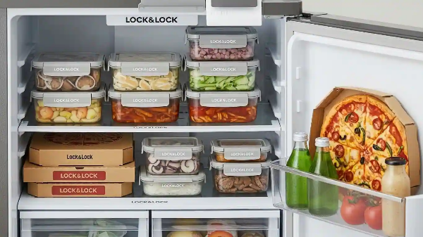 먹다 남은 음식물들이 냉장고에 보관되어 있는 모습