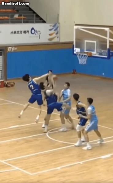 During a basketball game, a player from Samil Middle School hit a player from Yongsan Middle School.