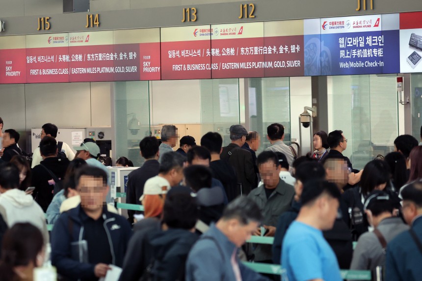 28일 인천국제공항 1터미널 출국장에 시민들이 줄을 서고 있다.