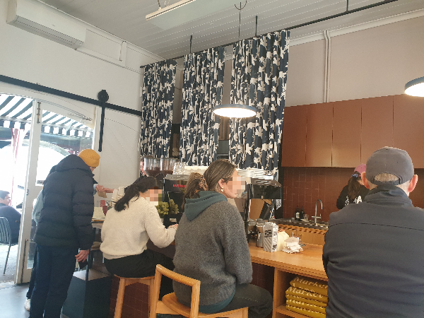 멜버른 3대 커피: 마켓 레인 커피 방문기_활기찬 카페 내부