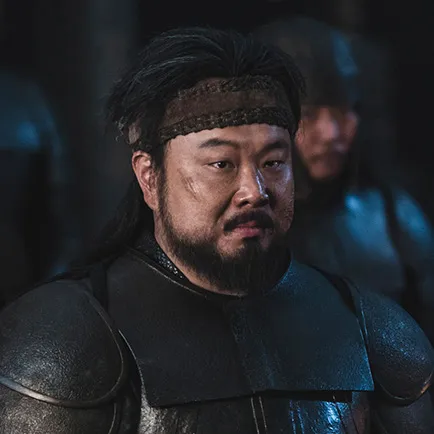 병사들을 배경으로 짙은 회색 갑옷에 머리엔 가죽 두건을 머리에 쓰고 수염이 산적같이 난 아라문의 검 기토하 캐릭터