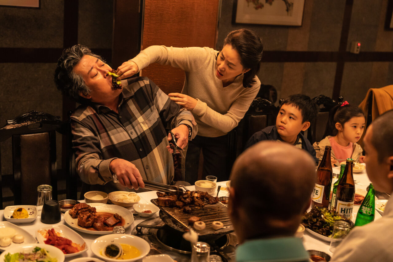 무옥의 입에 쌈을 싸주는 방여사