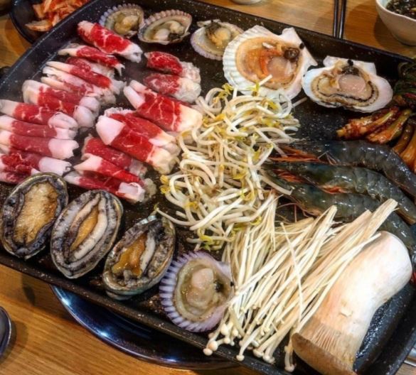 고기와 해산물, 버섯이 올려져 있는 차림