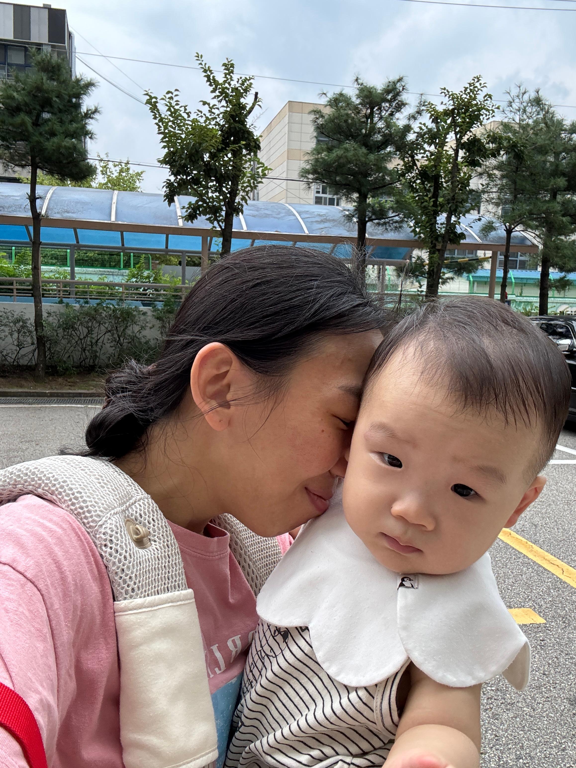 11개월 아기 하원하는 길에 사진 찍은 엄마와 아기