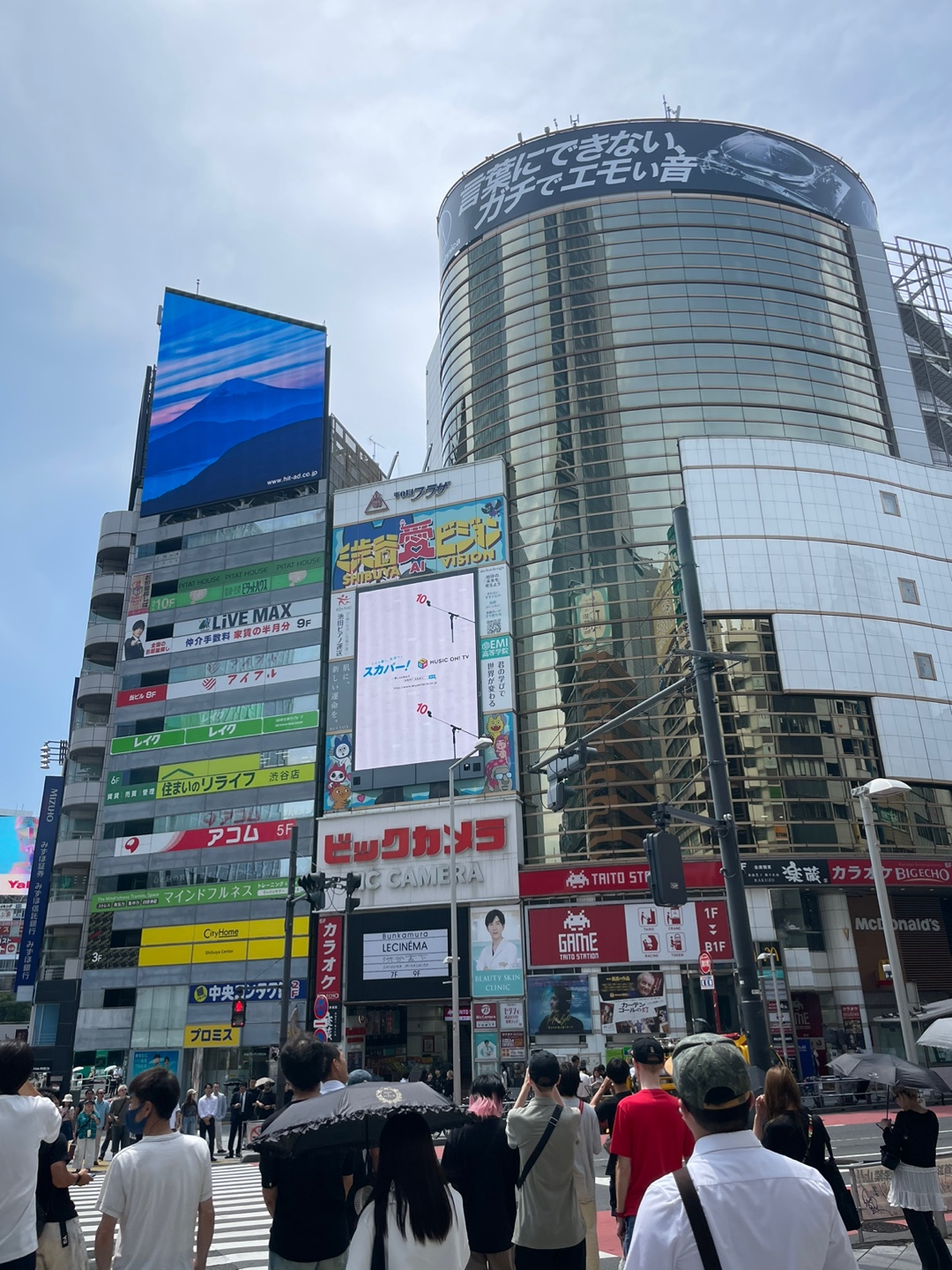 사람들로 북적이는 신주쿠의 거리풍경