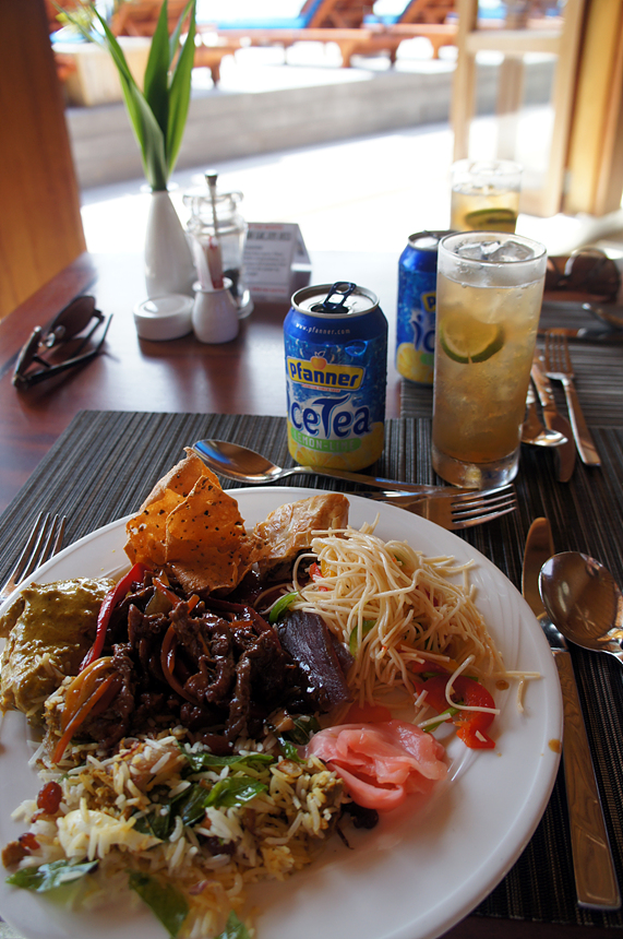 빌라멘두 리조트 수영장과 식사