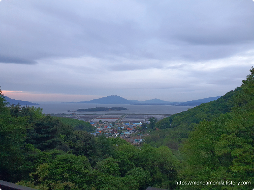 산책로 쉼터에서 바라본 서해