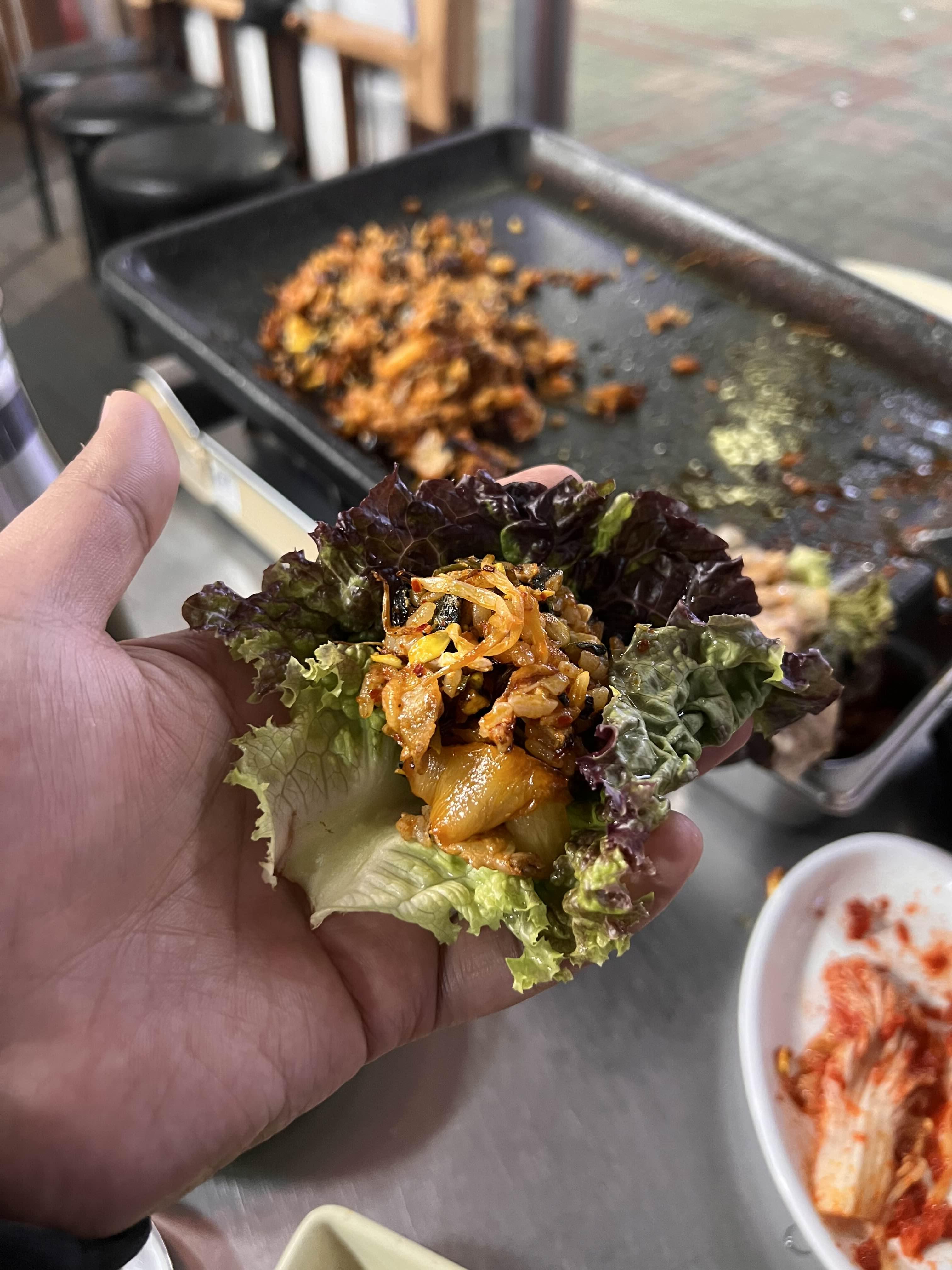 꽃돼지대패삼겹살에서 볶음밥 상추쌈